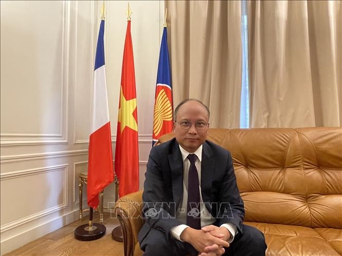 Lao Ambassador pays New Year visit to Vietnamese Embassy in France